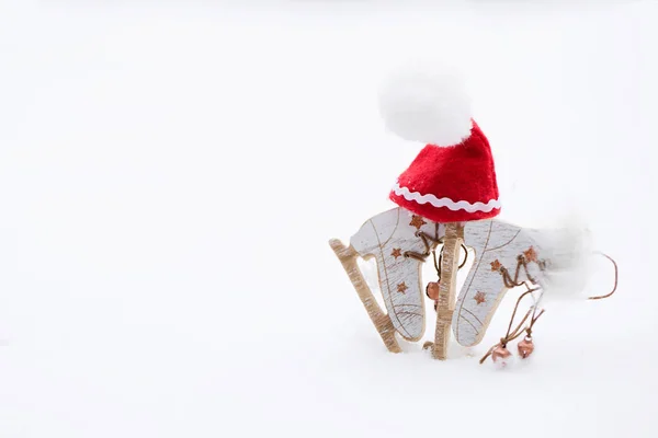 Patins feitos de madeira e chapéu de Papai Noel. Fechar. — Fotografia de Stock