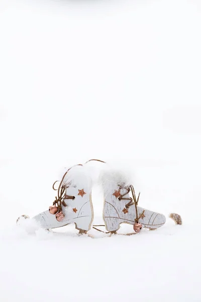 在雪地上的木制溜冰鞋。特写 — 图库照片