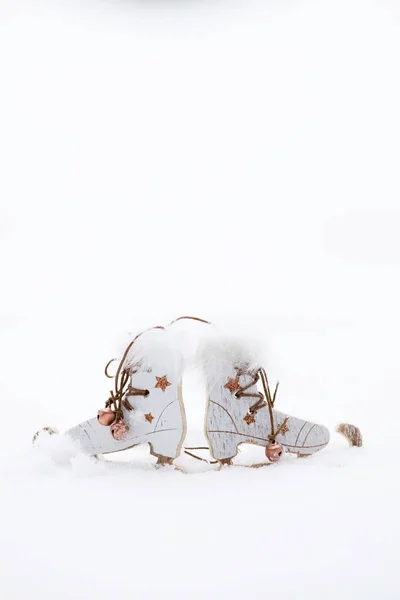 Patins feitos de madeira na neve. Fechar. — Fotografia de Stock