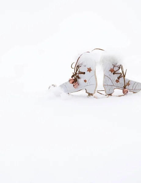 Ξύλινο έκανε πατίνια στο χιόνι. Κινηματογράφηση σε πρώτο πλάνο — Φωτογραφία Αρχείου