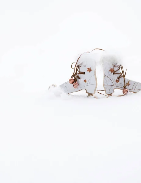 在雪地上的木制溜冰鞋。特写 — 图库照片