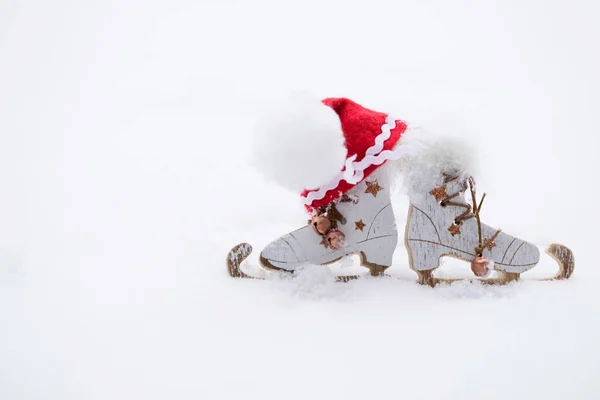 Patins feitos de madeira e chapéu de Papai Noel. Fechar. — Fotografia de Stock