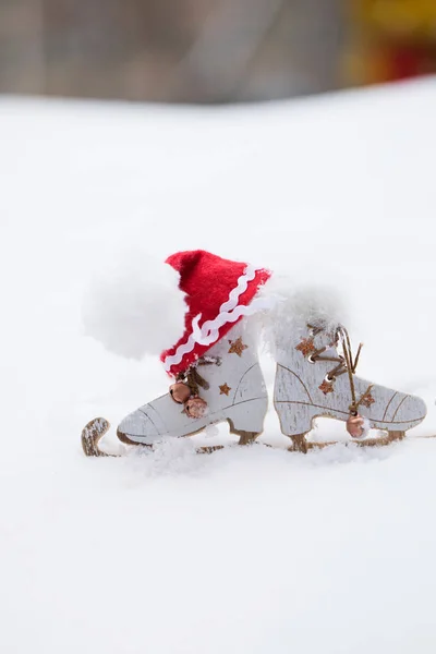 Dřevěné z bruslí a Santa Claus klobouk. Closeup — Stock fotografie