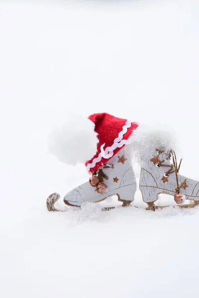 Patins feitos de madeira e chapéu de Papai Noel. Fechar. — Fotografia de Stock