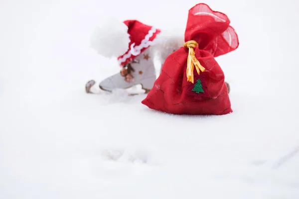 Patins feitos de madeira e chapéu de Papai Noel. Fechar. — Fotografia de Stock