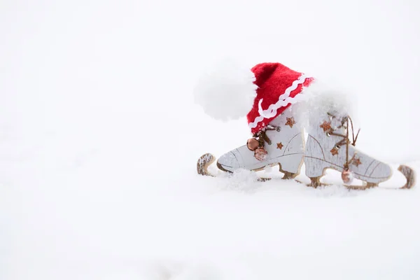 Patins feitos de madeira e chapéu de Papai Noel. Fechar. — Fotografia de Stock