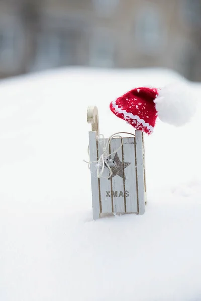 Santa Claus klobouk na dřevěné sáně vyrobené. — Stock fotografie