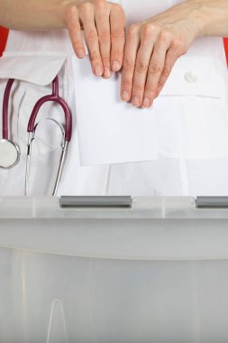 Doktor el atmalarını oy kağıt oy sandığı. 