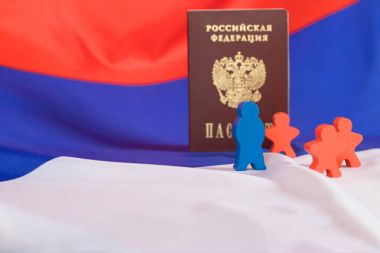 Ahşap figürler Rus bayrağı.