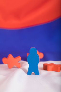 Ahşap figürler Rus bayrağı.