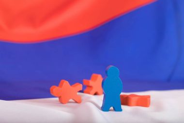 Ahşap figürler Rus bayrağı.