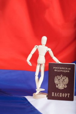 Rus pass ve ahşap kukla heykelcik Rus bayrağı. 