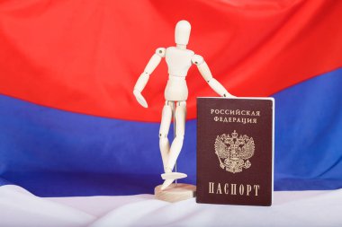 Rus pass ve ahşap kukla heykelcik Rus bayrağı. 