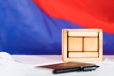 Rus bayrağı önünde serbest metin ile ahşap takvim. 