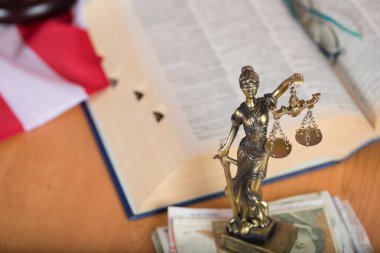 Banknot yığını üzerinde Themis heykeli. Portre