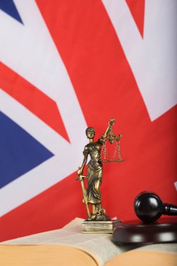 Büyük Britanya'nın bir bayrak üzerinde Themis heykeli. 