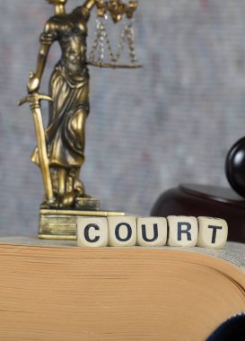 Word ahşap harflerden oluşan mahkeme. 