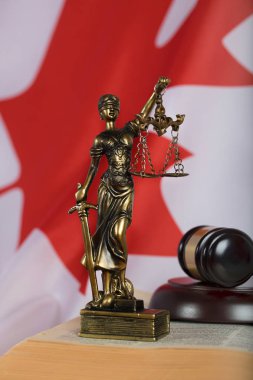 Themis ve hakimin tokmak ilgili bir kitap heykeli. Kanada bayrağı 