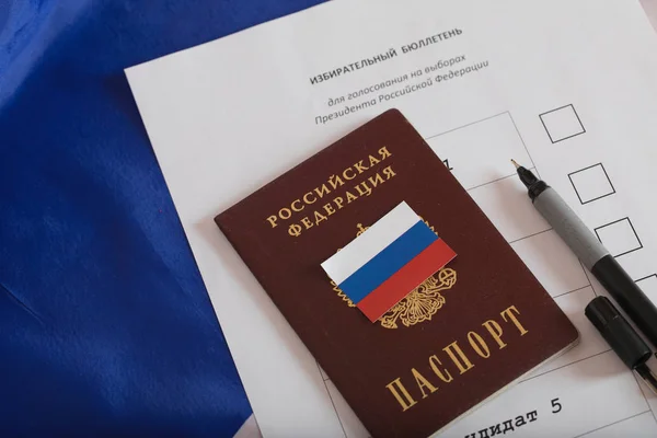 Российский паспорт на примерном образце избирательного бюллетеня для предварительного — стоковое фото