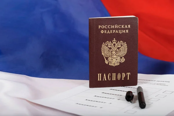 Pasaporte ruso en una muestra aproximada de papeleta para pre —  Fotos de Stock