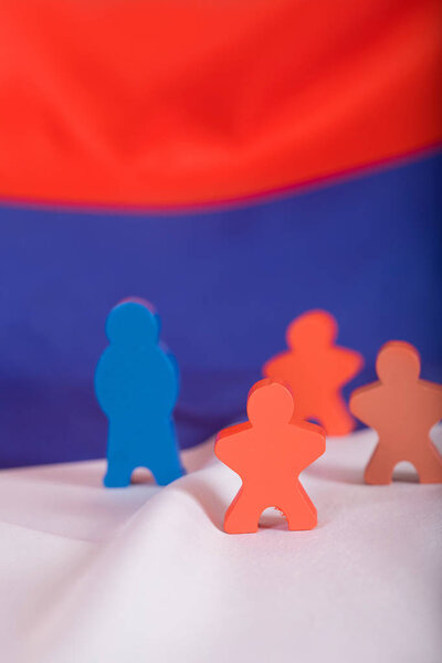 Деревянные фигуры на флаге России
.