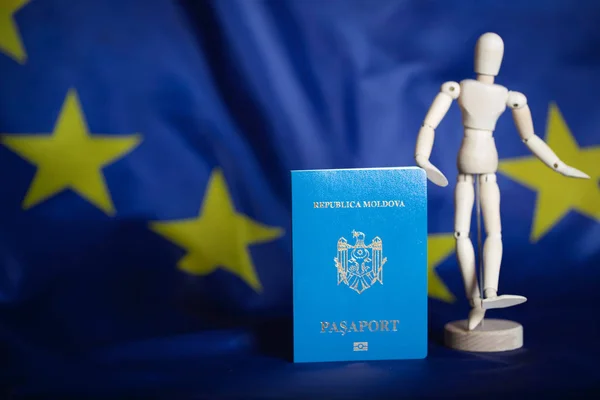 Moldován pass és a fából készült dummy szobrocska-ra az európai zászló. — Stock Fotó