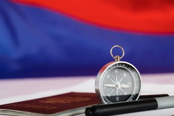 Bussola magnetica, pass russo e penna nera su scheda elettorale . — Foto Stock