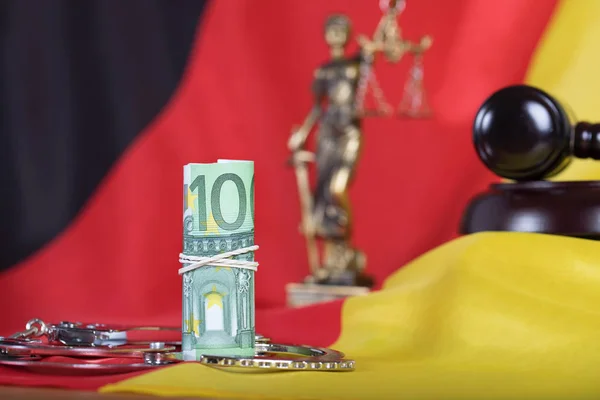 Montón de 100 euros en una bandera alemana — Foto de Stock