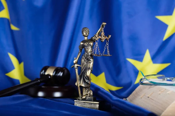 Estatua de Themis en una bandera de la Unión Europea . — Foto de Stock