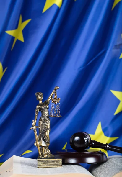 A Európai Unió zászló Themis-szobor. — Stock Fotó