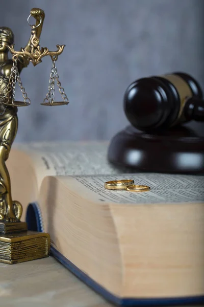 Anillos de matrimonio en un libro grueso . — Foto de Stock