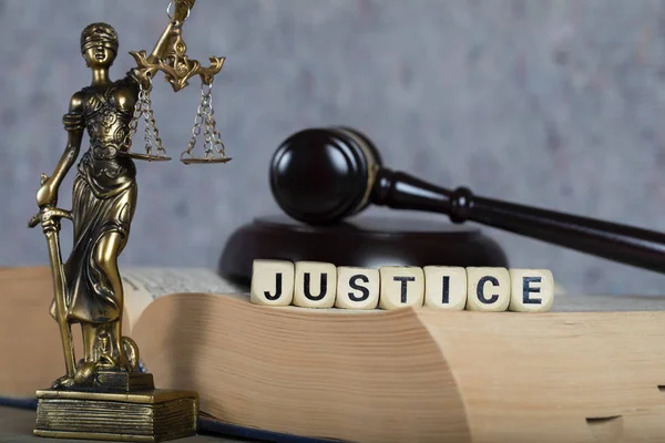 Word Justitie bestaat uit houten letters. — Stockfoto