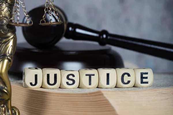 Word Justitie bestaat uit houten letters. — Stockfoto