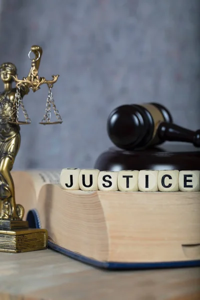 Word JUSTICE terdiri dari huruf kayu . — Stok Foto