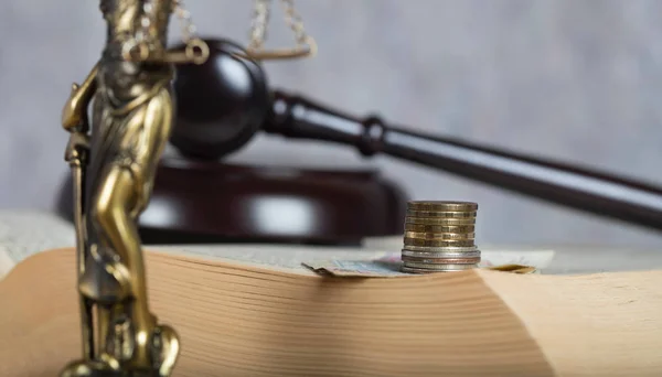 Paraları bir kitap yüzeyi.