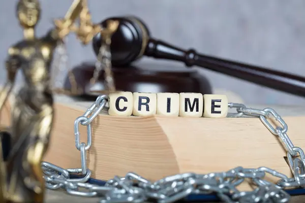 शब्द CRIME लकड़ी के अक्षरों से बना है। क्लोजअप — स्टॉक फ़ोटो, इमेज