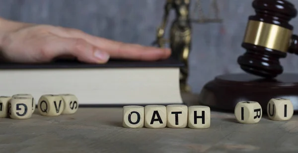 Слово OATH состоит из деревянных букв . — стоковое фото