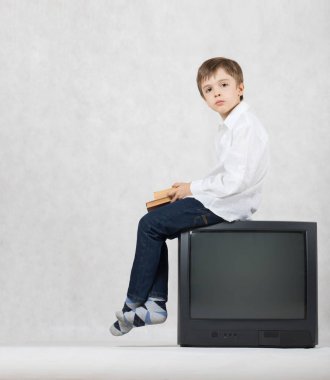 Yedi yaşında bir çocuk ve bir metin için eski bir Tv. özgür yer.