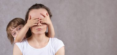 3 yaşında oğlu ile genç anne. Portre