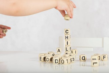 Küçük kız iki yıl kelimenin harfleri oluşturur. Portre