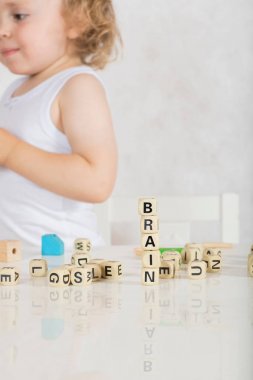 Küçük kız iki yıl kelimenin harfleri oluşturur. Portre