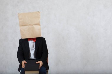 Kapalı kafa ile dört yaşında oğlan bir sandalyede oturuyor. Bir metin için boş alan.