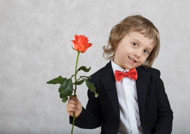 Dört yaşında bir gül ile küçük çocuk. Portre