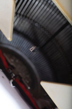 Çekiç mekanik daktilo makinesinde yazın.