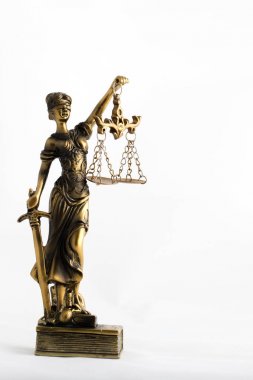 Themis heykeli beyaz bir arka plan üzerinde.