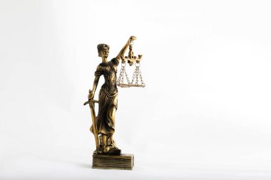 Themis heykeli beyaz bir arka plan üzerinde.