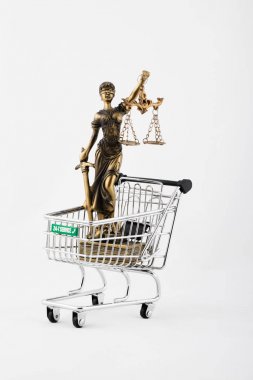 Themis heykeli mini bir alışveriş arabası. 