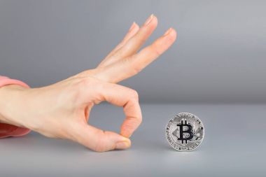 Bitcoin ve insan eli.