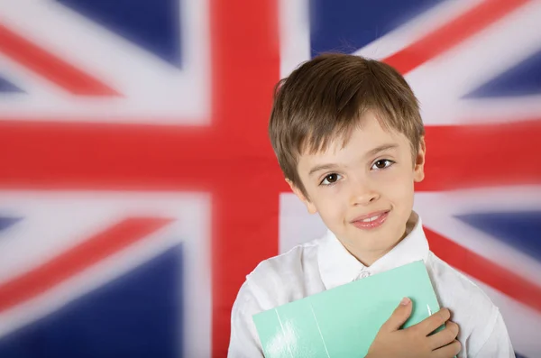 Uśmiechnięty Chłopiec Siedem Lat Trzyma Książkę Flaga Wielkiej Brytanii Jako — Zdjęcie stockowe