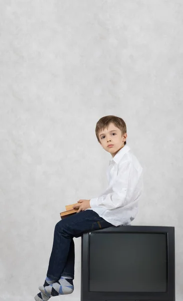 Jongen Van Zeven Jaar Oud Een Oude Vrije Ruimte Voor — Stockfoto